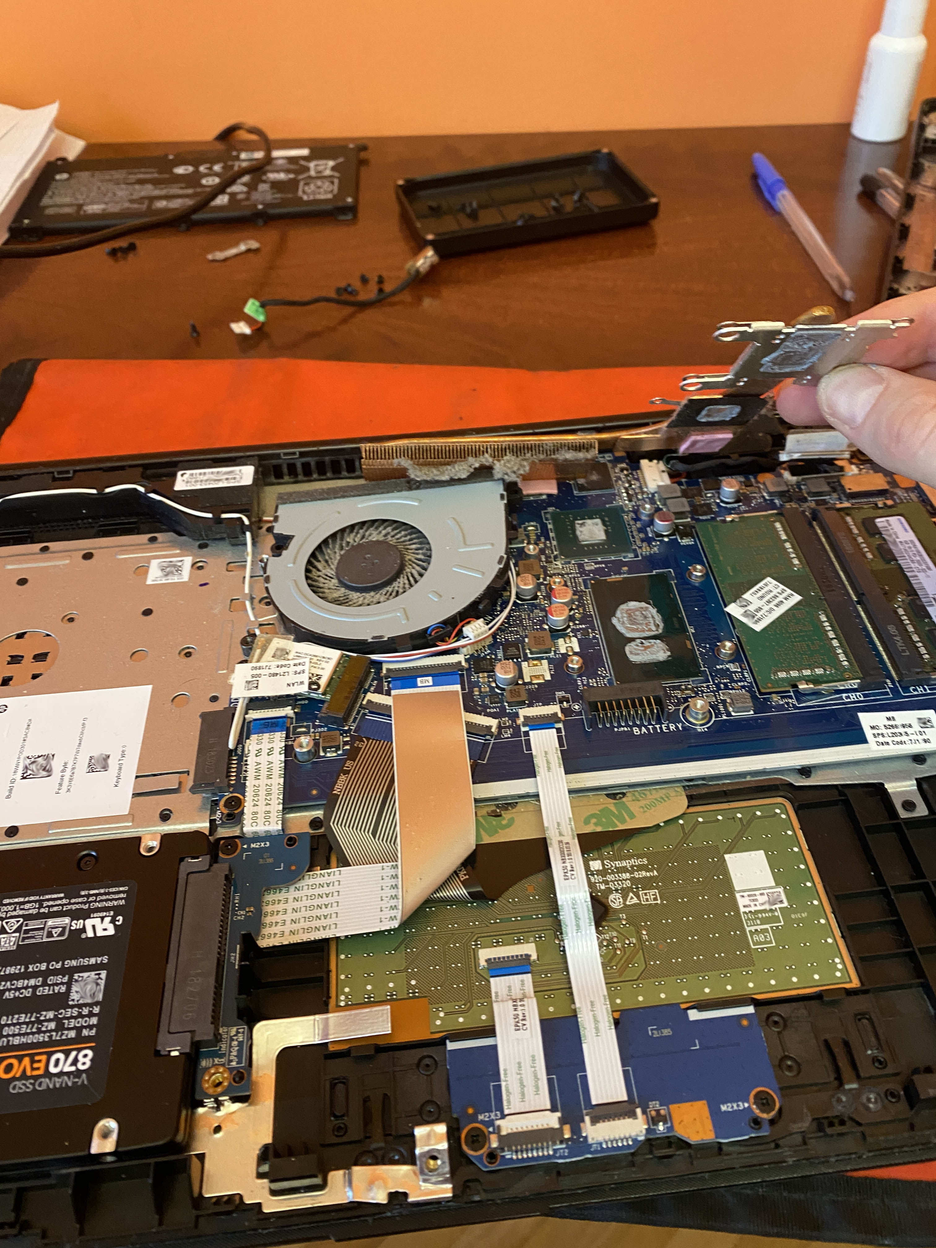 Rozebrany laptop z zakurzonym wentylatorem i radiatorem układu chłodzenia