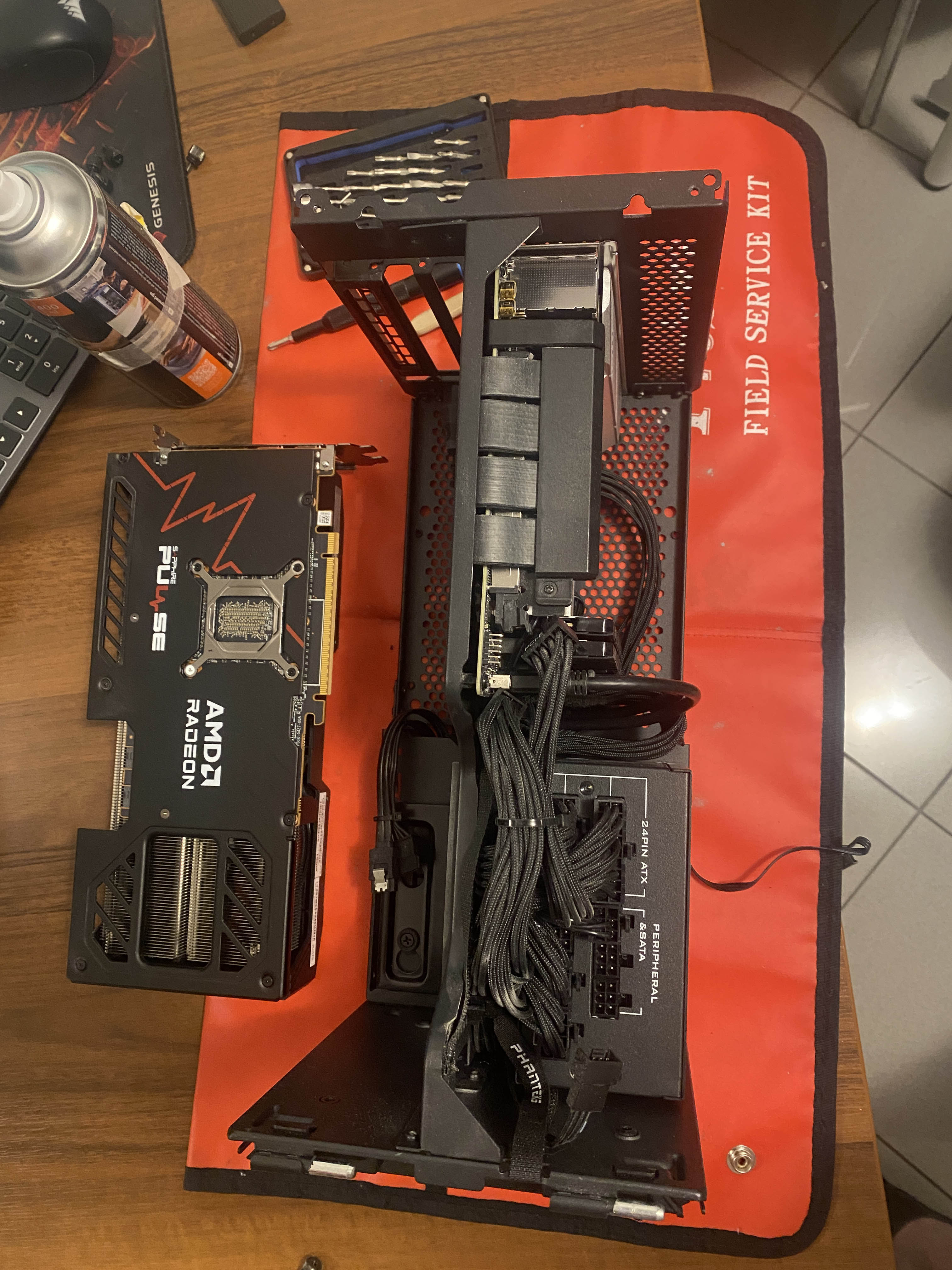 Kompaktowy komputer stacjonarny z kartą Radeon podczas prac serwisowych